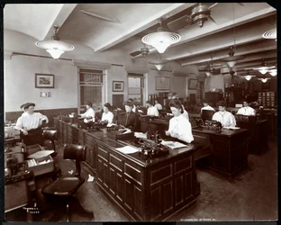 Innenansicht von Frauen an Diktiermaschinen bei der New York Edison Co. in der Duane Street 55, New York, 1905 (Silbergelatineabzug)